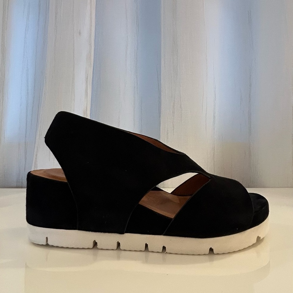 Gentle Souls by Kenneth Cole Black Wedge Heel Leather Sandals Women’s Size 6.5